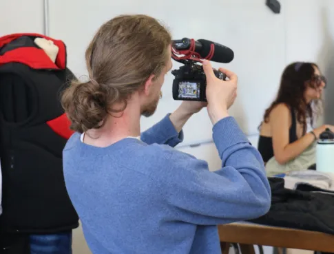Métier audiovisuel : freelance ou salarié, que choisir ?