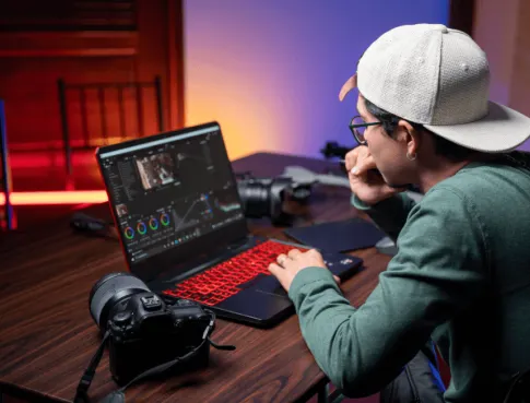 Passionné(e) par le montage vidéo ? Rejoins notre BTS !