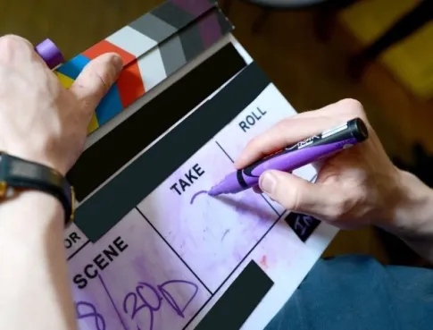 Fin de tournage : l&rsquo;instant o&ugrave; l&rsquo;histoire touche autant l&rsquo;&eacute;quipe que le public