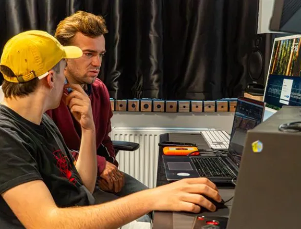 acfa-multimedia-rennes-montage-video-etalonnage-realisateur-monteur