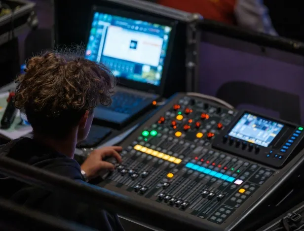 Technicien-son-travailler-dans-l-evenementiel